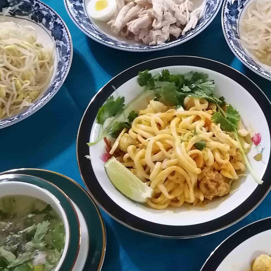 ナンジ—トオッ(နန်းကြီးသုပ်‌ / Thick rice noodles salad)