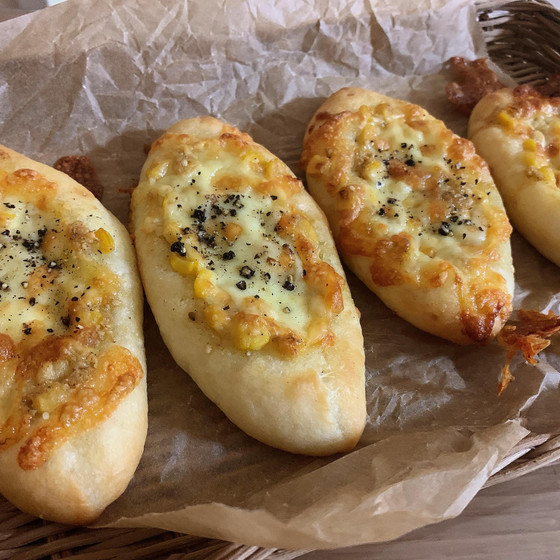 チーズたっぷりコーンマヨ米粉パンとオートミールクッキー