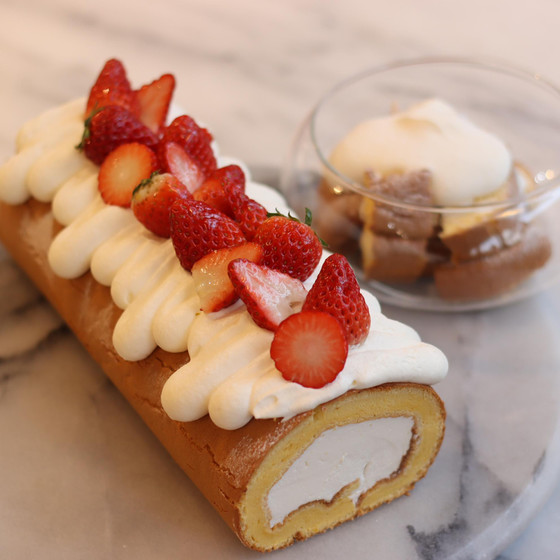 苺のふわふわスフレロールケーキ〜生地の切れ端でカップケーキも添えて〜