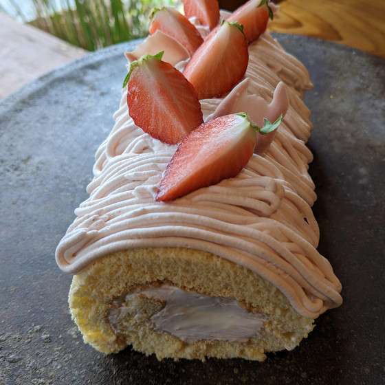 いちごのモンブランロールケーキ