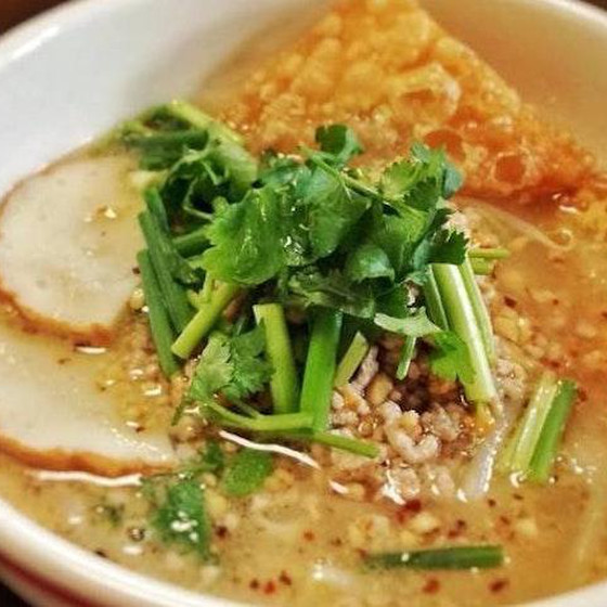 トムヤムスープのタイ汁麺