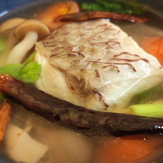 鯛のスパイシーハーブスープ