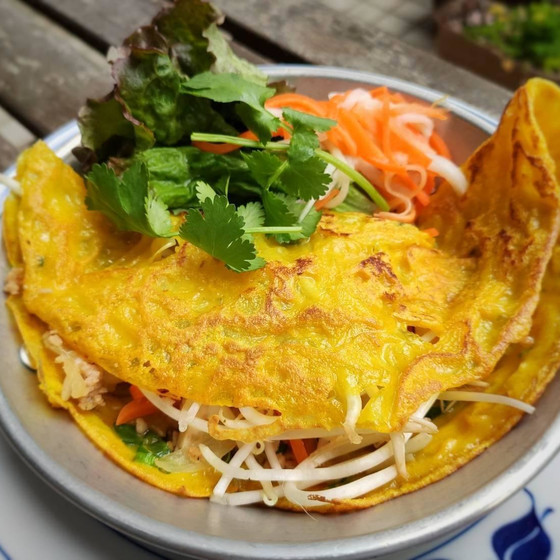 タイ風バインセオ＆レモングラス風味の焼豚ビーフン