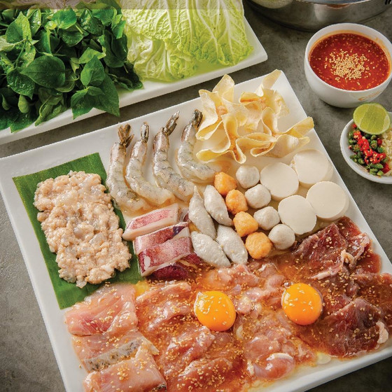 肉、海鮮、手作り肉団子、野菜など具だくさんのタイスキ