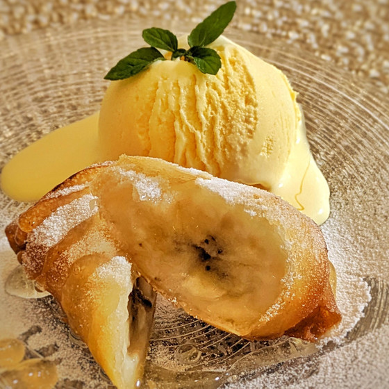 揚げバナナ春巻き＆バニラアイスクリーム添え