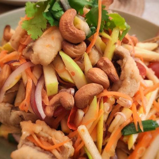 揚げ魚のスパイシーハーブソース