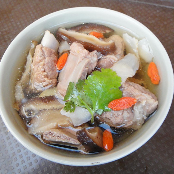 豚スペアリブの薬膳スープ