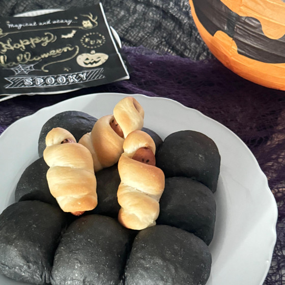 ハロウィンのまっくろかぼちゃパンとミイラパン