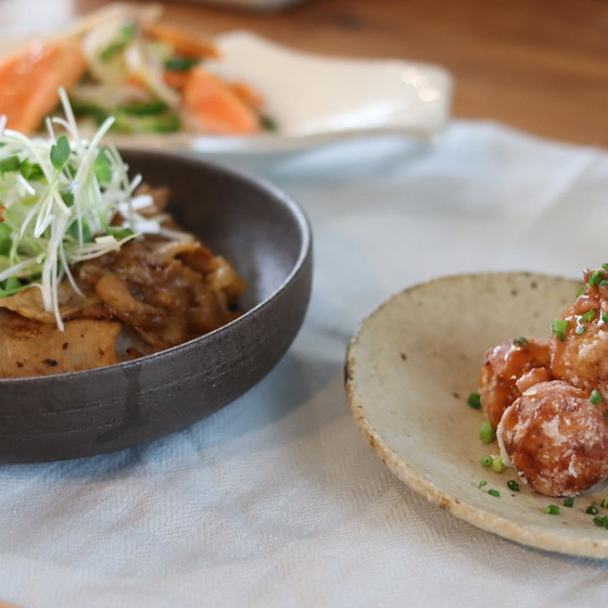 じゃがいもの揚げまんじゅう 塩辛バターソース（右）