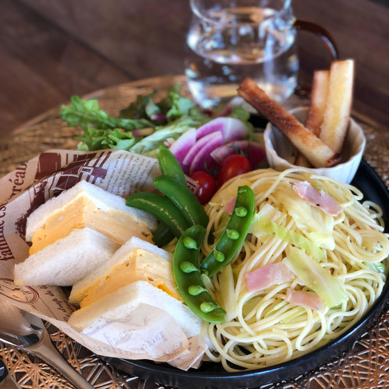 オイルパスタ×厚焼き卵サンドのワンプレート