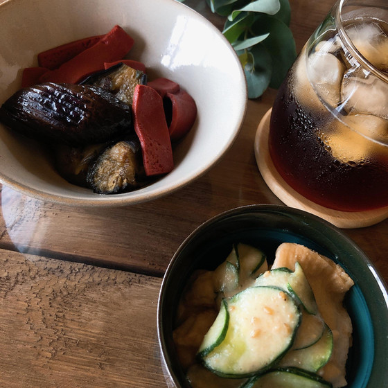 赤こんにゃくと茄子の田舎煮、丁字麩ときゅうりの酢味噌和