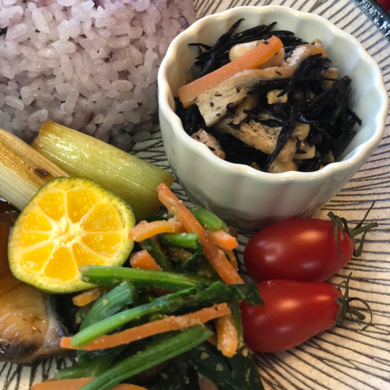 ひじき煮、青菜のお浸し、古代米