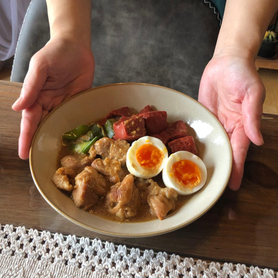 鶏と赤こんにゃくの味噌煮込み