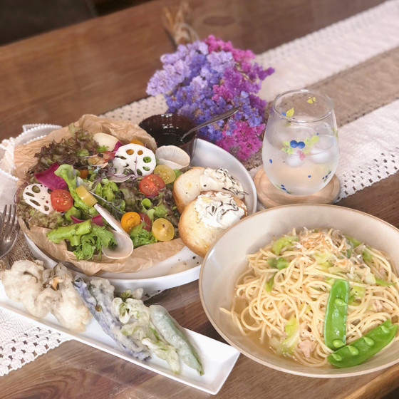 春パスタ〜季節の食材を使ったフリッターとブーケサラダ、カナッペを添えて〜