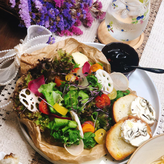 ブーケサラダ。旬の野菜たちをふんだんに。カナッペ添え。