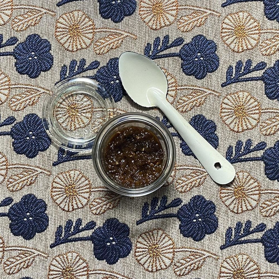 秋が深まる11月、万能な玉ねぎ味噌を使って焼きおにぎりを作ります。