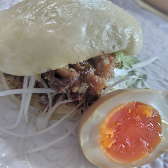 角煮を挟んだ中華蒸しパンのおもてなし中華メニュー