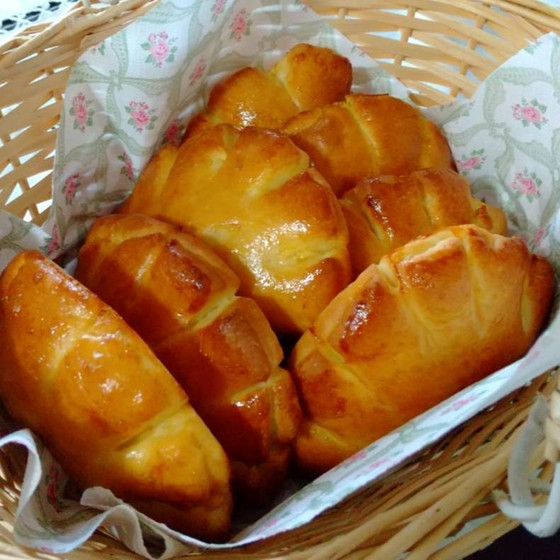 クリームパン、旬の魚のタルタル、紅茶のシフォンケーキ