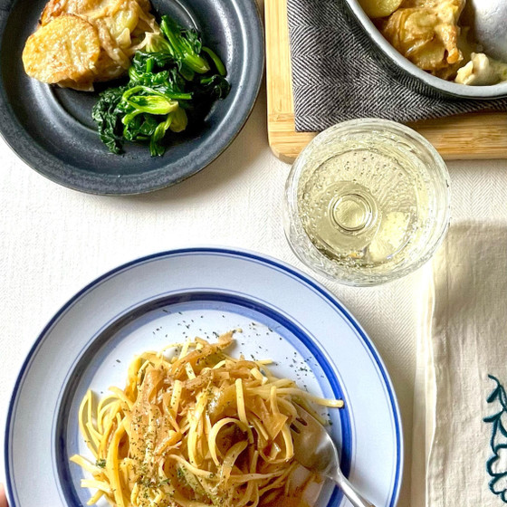 タラとジャガイモの南イタリア風（軽いチーズ焼き）、貧乏人のパスタ（ビーゴリインサルサ）、ほうれん草のしっとりソテー