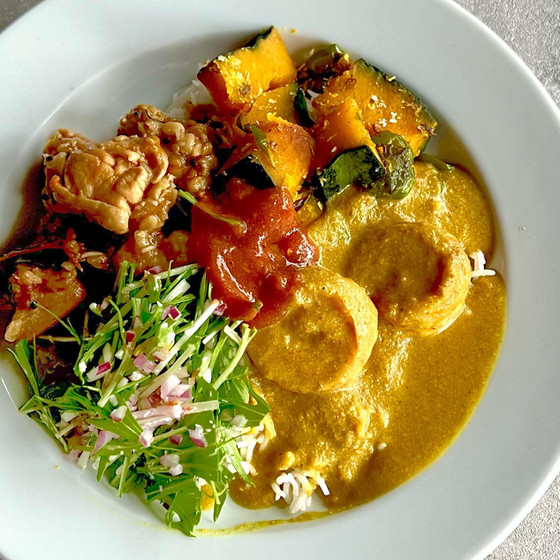 生のカレーリーフとspice各種で作るインドカレープレート