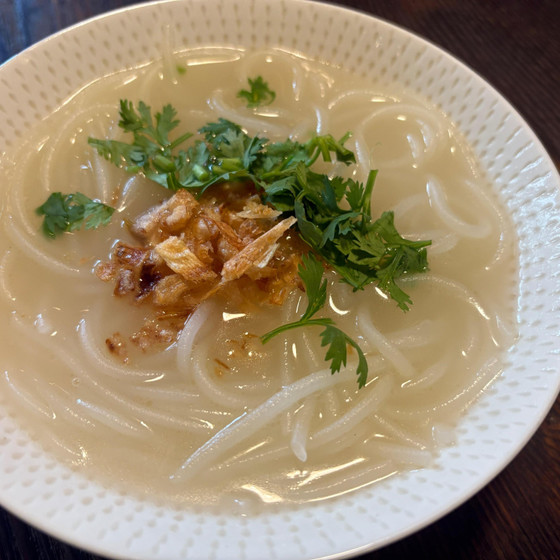 台湾の極太ビーフン「粗米粉」の料理と、 台湾で人気を博している「台湾ドーナツ」を作ります。