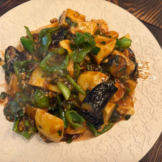 地三鮮（中国北部の「3種類の野菜炒め」）/ 魚香茄子（麻婆茄子）/ 麻油豬肝湯（ごま油香る、豚レバーの薬膳スープ）