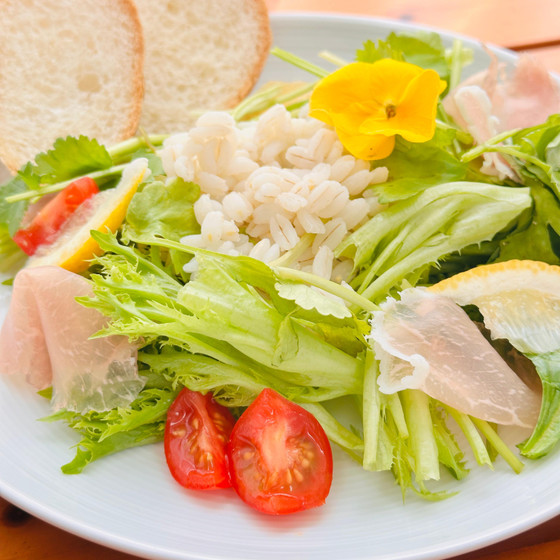 もち麦など使ってパワーサラダも作ります