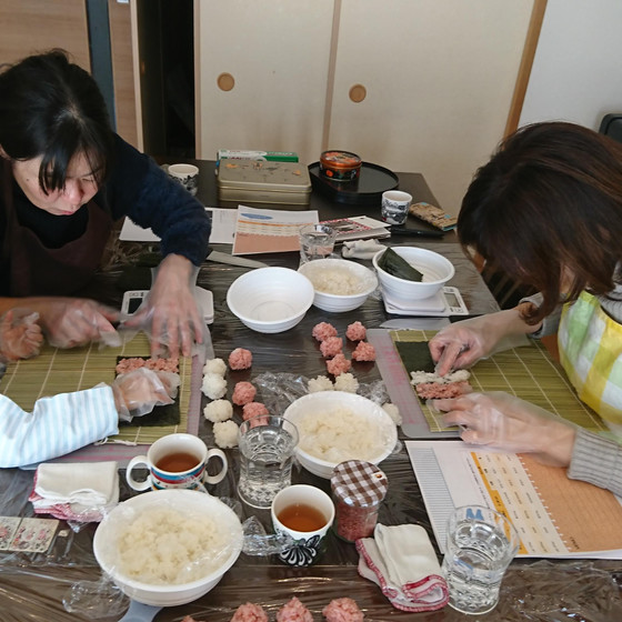 子供も一緒に参加できる　デコ巻き寿司教室キッチンルアナ