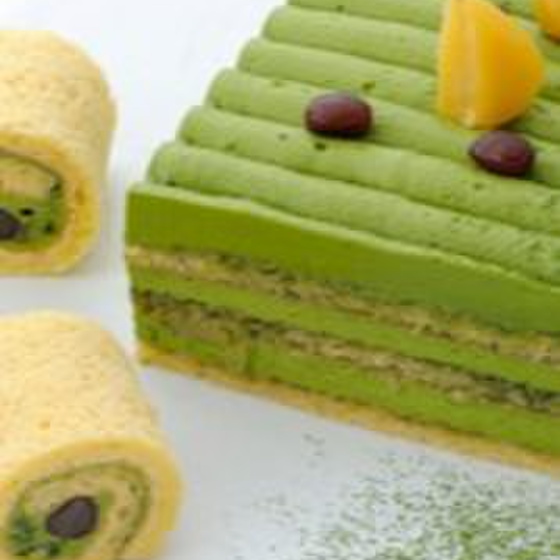 淡雪抹茶のムースケーキとプチロール