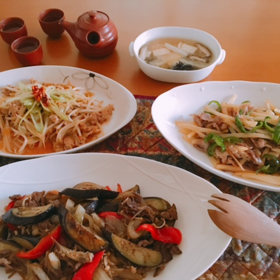 豚肉チンジャオロース、挽肉ともやしみそ炒め、牛肉甜麺醤炒め他