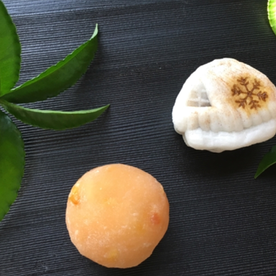 オレンジ大福（求肥製）と里の雪（薯蕷饅頭製）