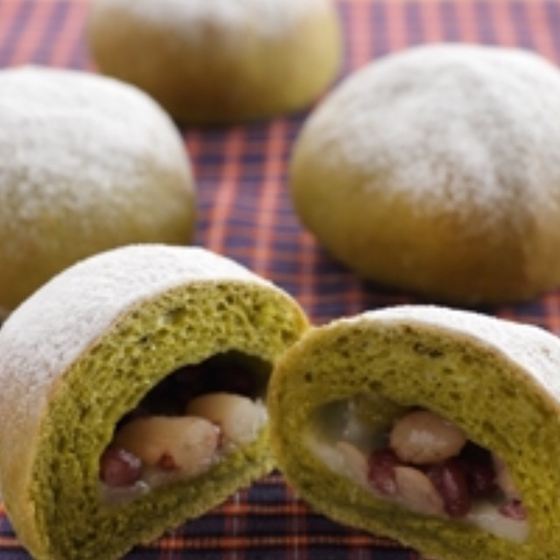 米粉と抹茶の豆大福パン（リバイバル）