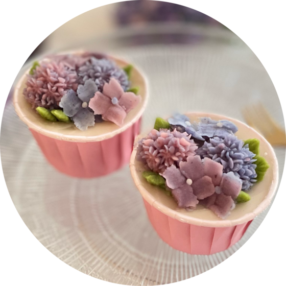 4つのカップケーキのうち1つを紫陽花に