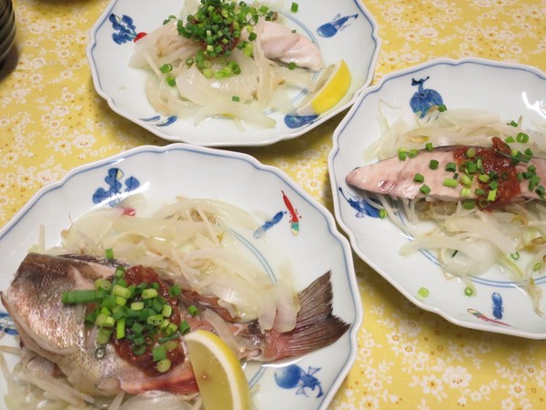 切り身の魚の他に1匹づけの魚の酒蒸しもしました
