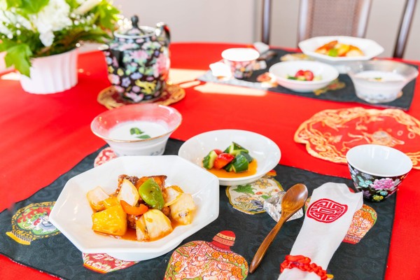 毎回、料理に合わせたテーブルコーディネートでお迎えします。