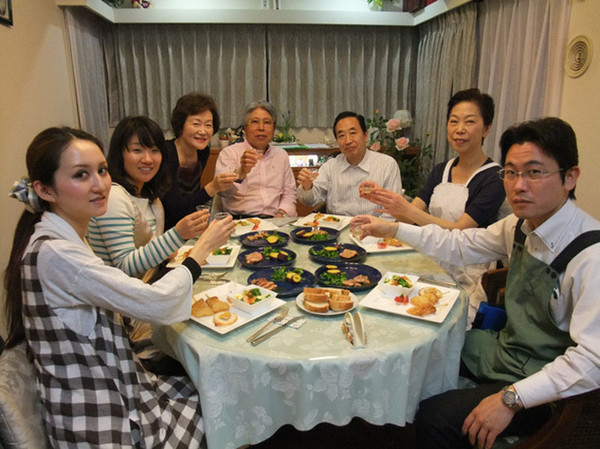 ワインの試飲会は、毎回盛況です。