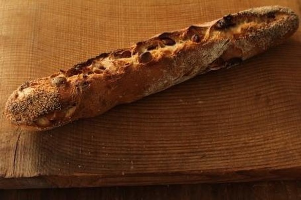 ハード系好きにはたまらない、スパイシーナッツなパン。