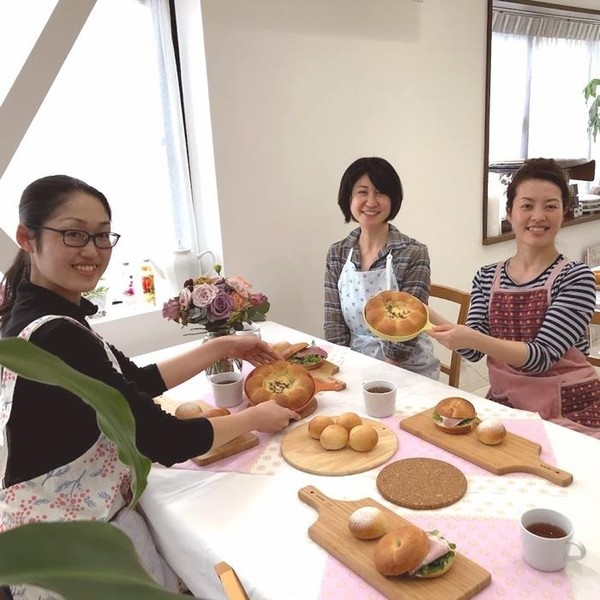 パン教室での試食シーン