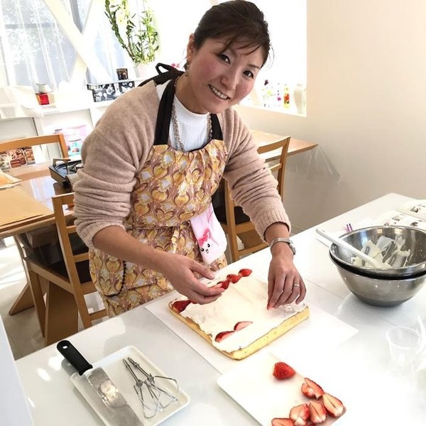 ロールケーキを巻いていただいてます。