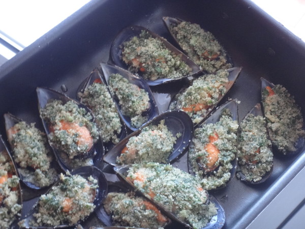 ムール貝のパン粉焼き
香をつけたパン粉をのせて焼くだけ