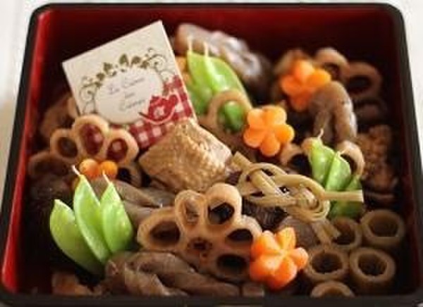 フレンチだけでなく、和食が大人気。飾り切りも。