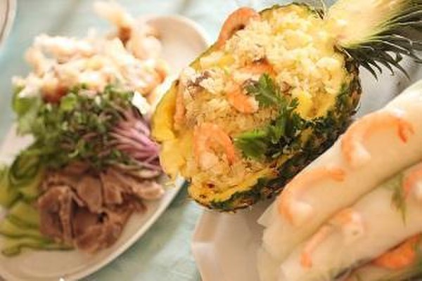 夏らしいエスニックメニュー。パイナップル炒飯と生春巻き。