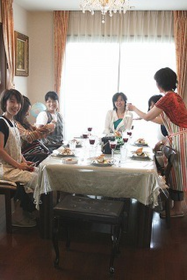 レッスン後はワインで乾杯。楽しいお食事会