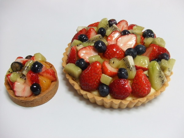 ３月のケーキメニュー　果物沢山のフルーツタルトです
