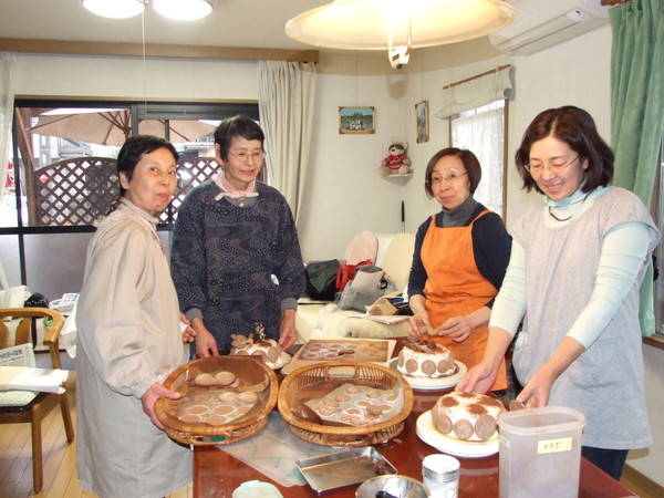 カメラを向けると恥ずかしくてうつむいてしまいます。