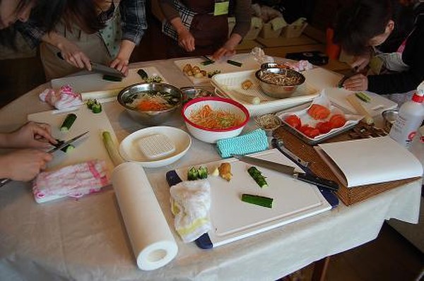切りものも全員で。
これはきゅうりの飾り切りに挑戦中！