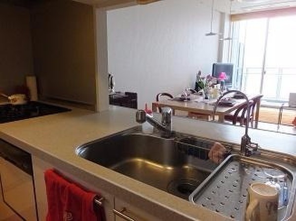 キッチンから見たダイニングルームです。