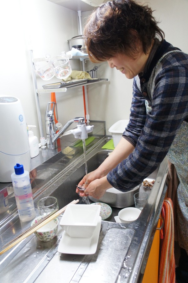 【以前のレッスン】試食後、ご自分の使った食器のみ、洗っいます