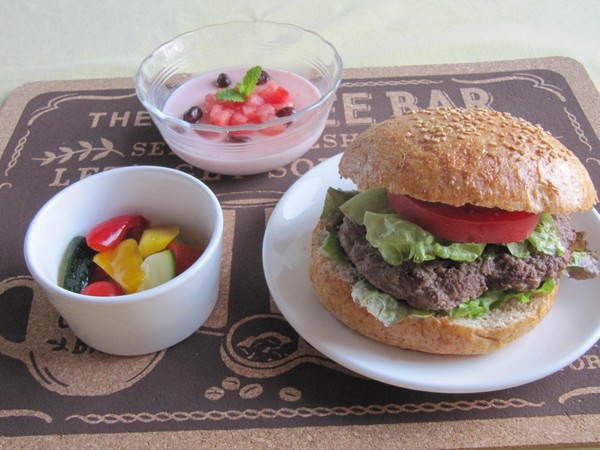 胚芽入りのバンズにビーフ100％のパテを挟んだバーガー