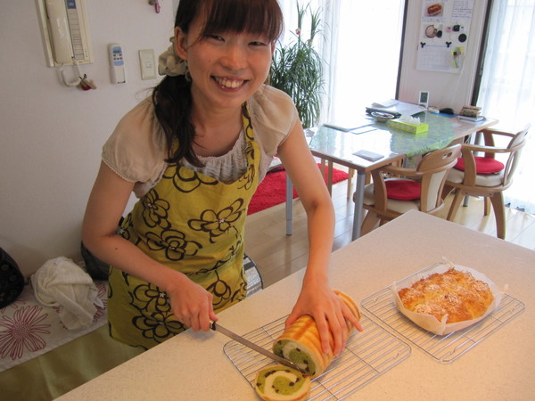 ラウンドパン焼き上がりました。早速カット！